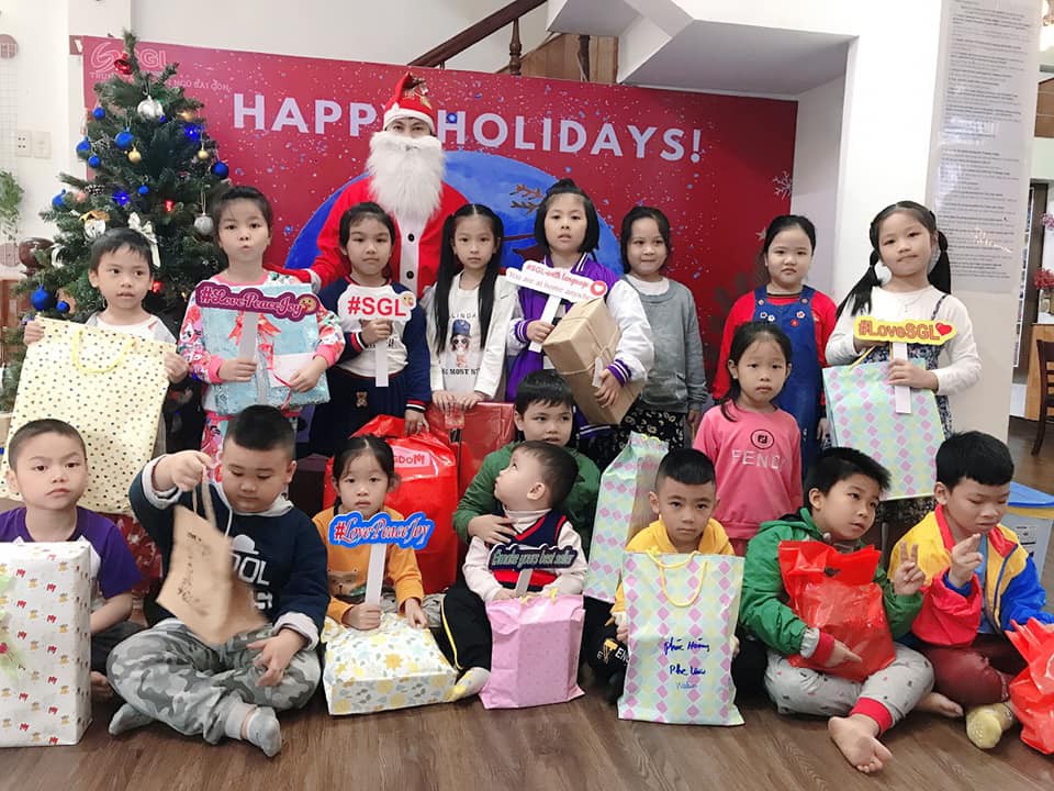 Ông già noel đến tặng quà cho các bạn học viên tại TT Ngoại Ngữ Sài Gòn